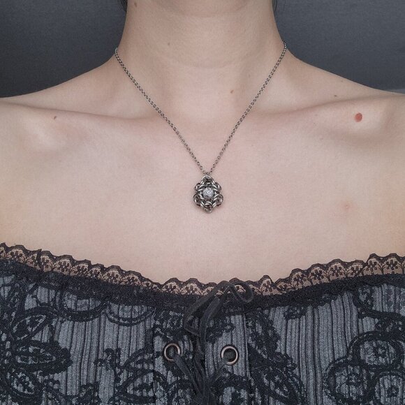 Gothic crystal chainmaille necklace with a small silver chain - Picture 3 of 7